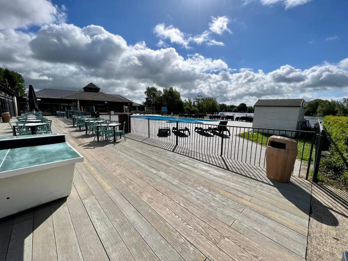 Dragonfly Lodge South Cerney Eksteriør billede