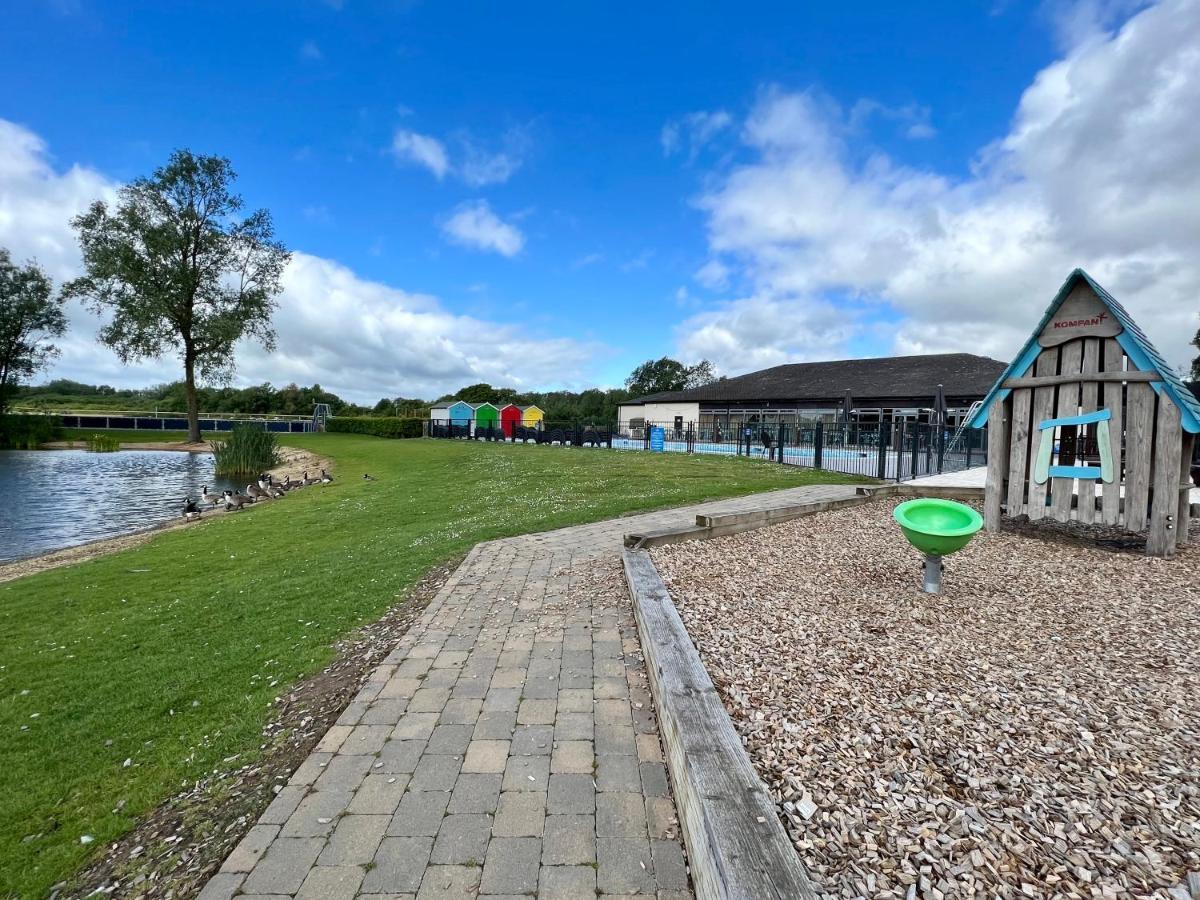 Dragonfly Lodge South Cerney Eksteriør billede