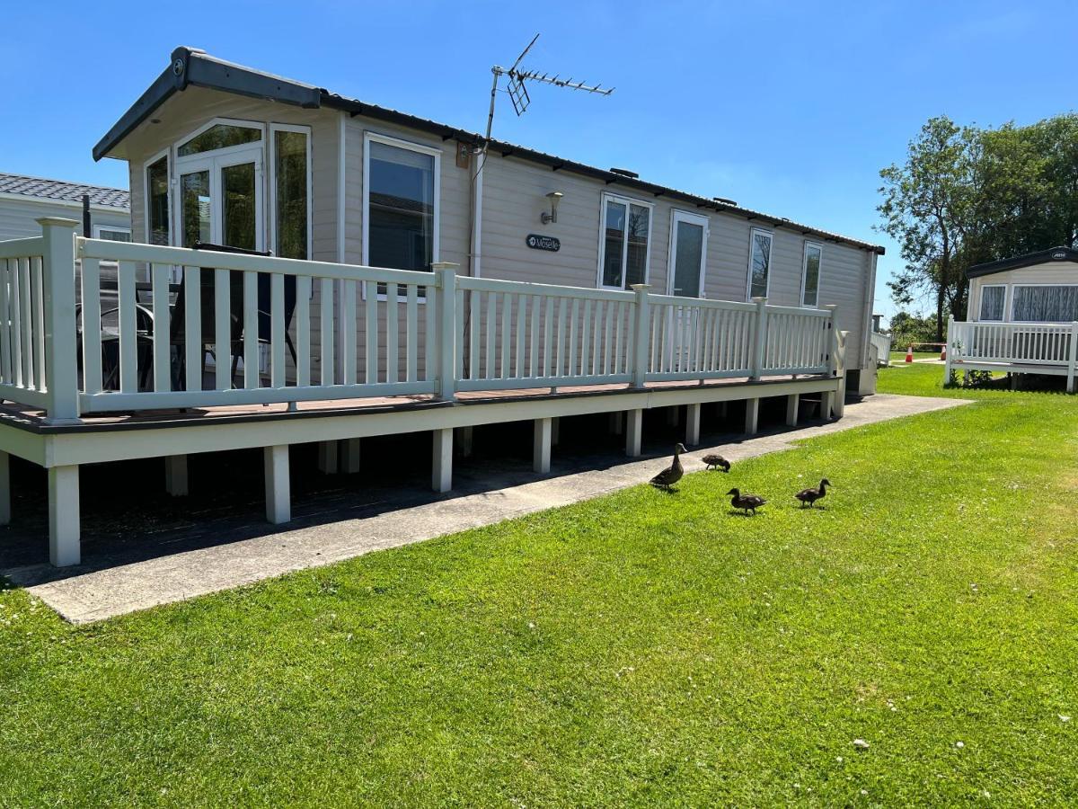 Dragonfly Lodge South Cerney Eksteriør billede