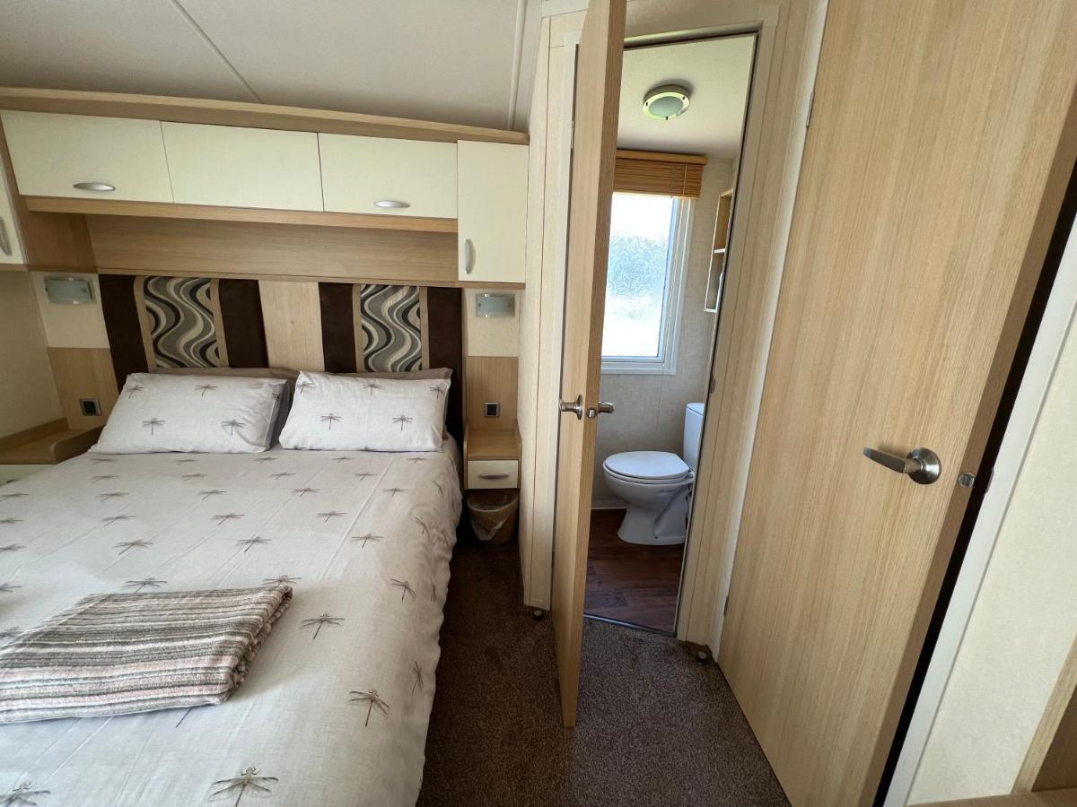 Dragonfly Lodge South Cerney Eksteriør billede